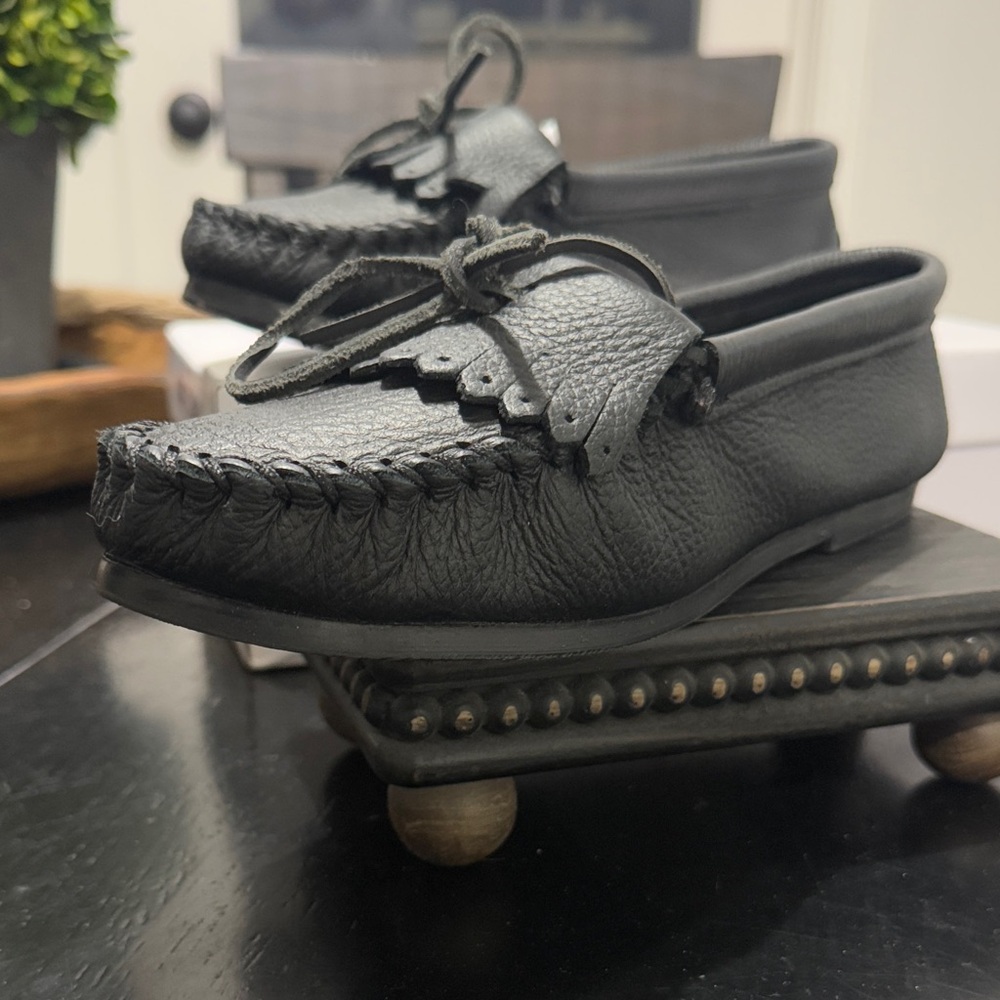 Minnetonka Women’s Moccasins in Black